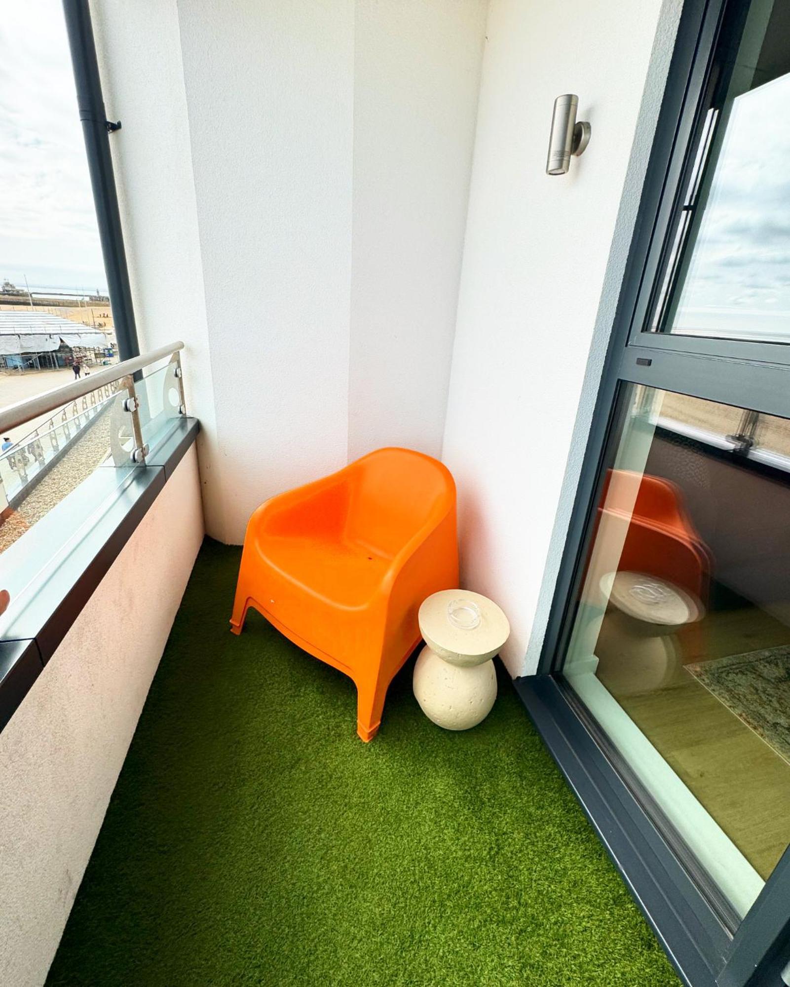 Stunning Beach Front Apartment With Sea Views, Free Parking & Balcony Ramsgate Ngoại thất bức ảnh