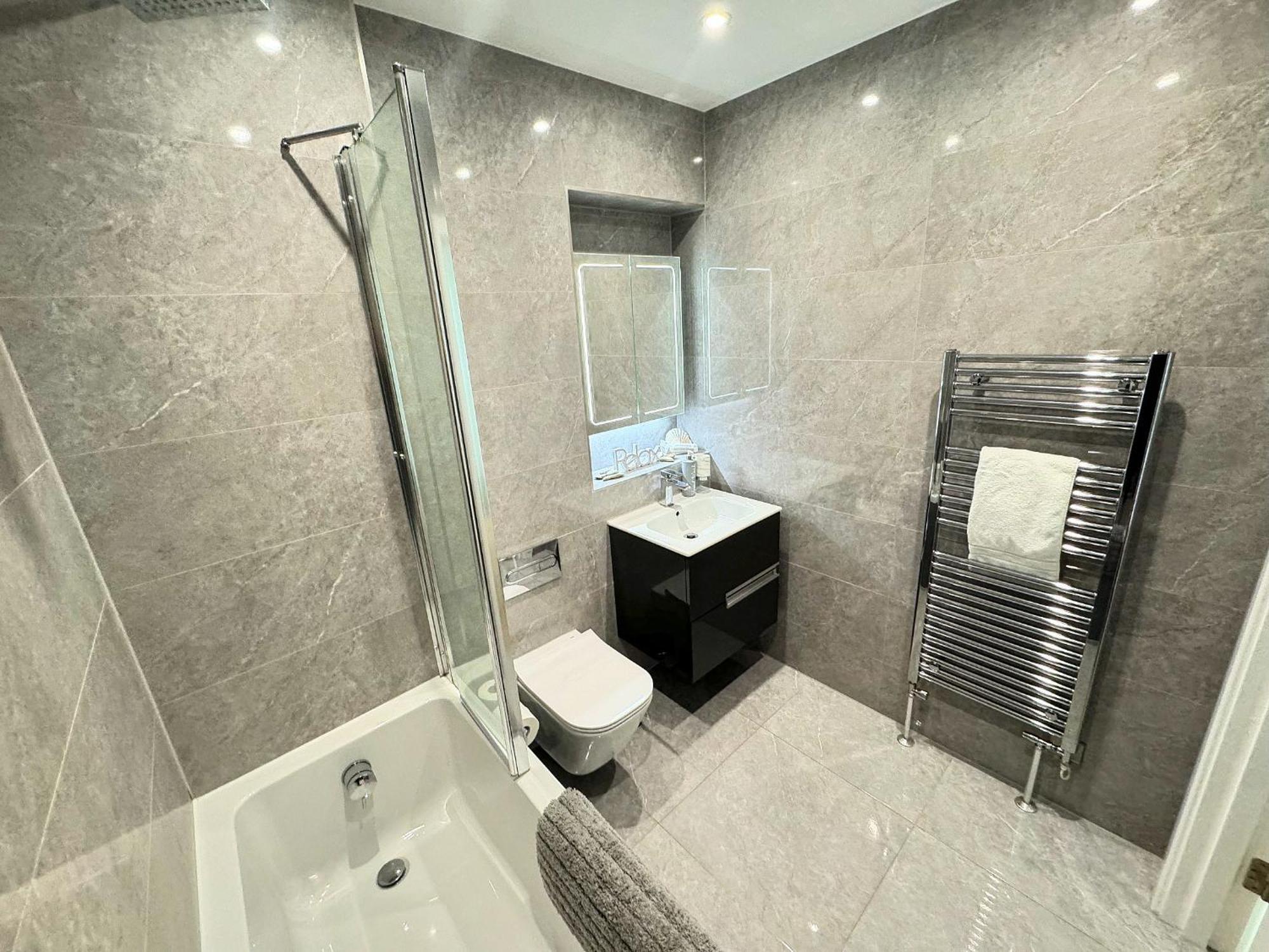 Stunning Beach Front Apartment With Sea Views, Free Parking & Balcony Ramsgate Ngoại thất bức ảnh