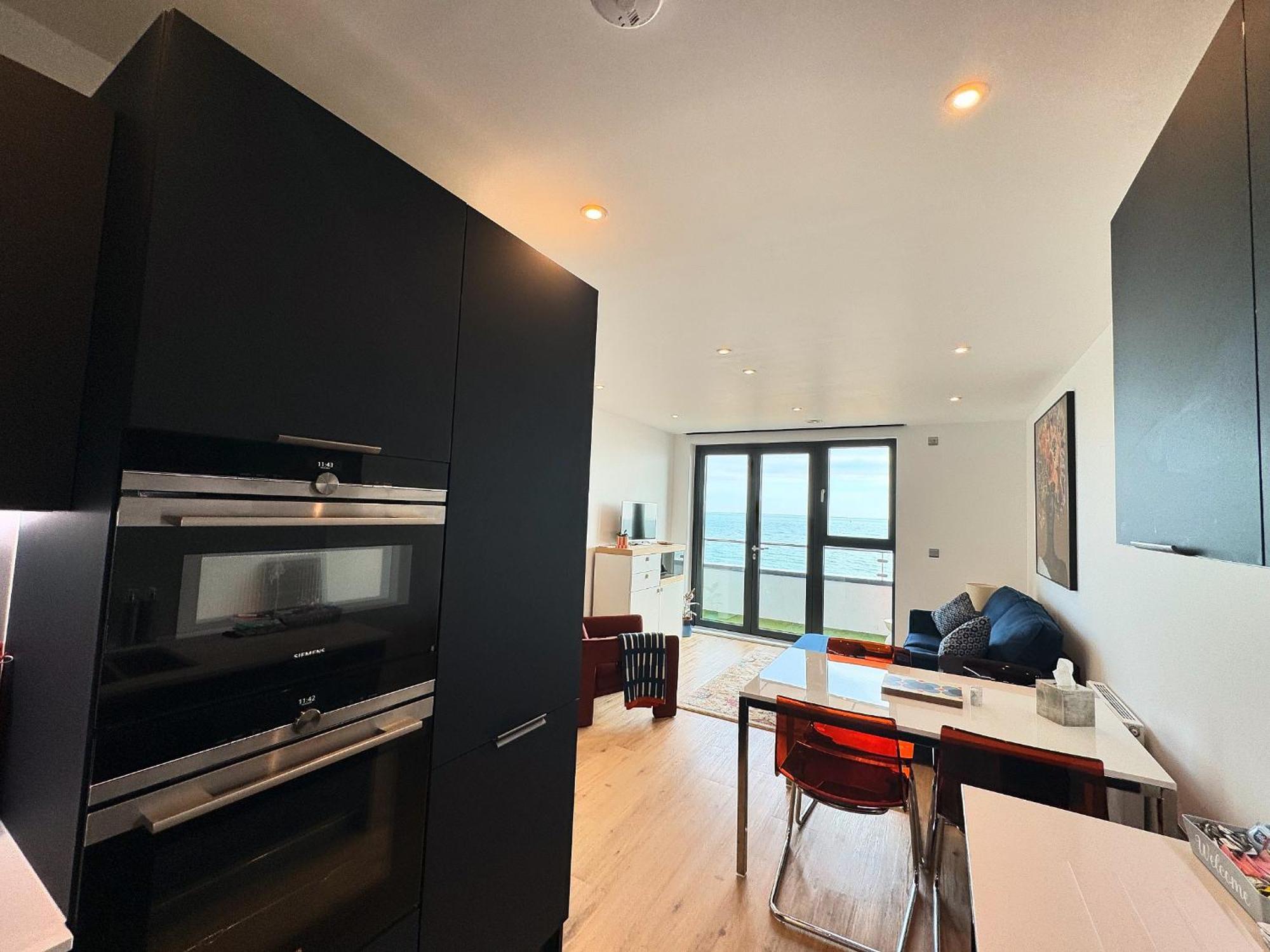 Stunning Beach Front Apartment With Sea Views, Free Parking & Balcony Ramsgate Ngoại thất bức ảnh